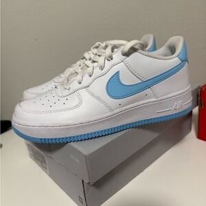 Nike Kids Sneakers in White and Light Blue